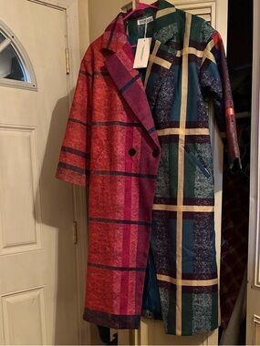 NWT Uoozee red, green, cream split plaid full length women’s coat. Size small.